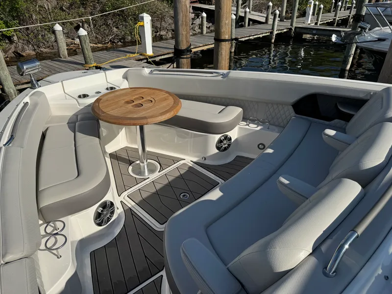 Slide: The Image of Sea Ray 400 SLX 2023 - 15