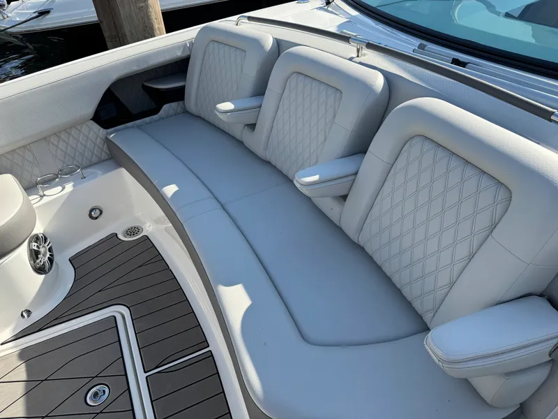 Slide: The Image of Sea Ray 400 SLX 2023 - 16