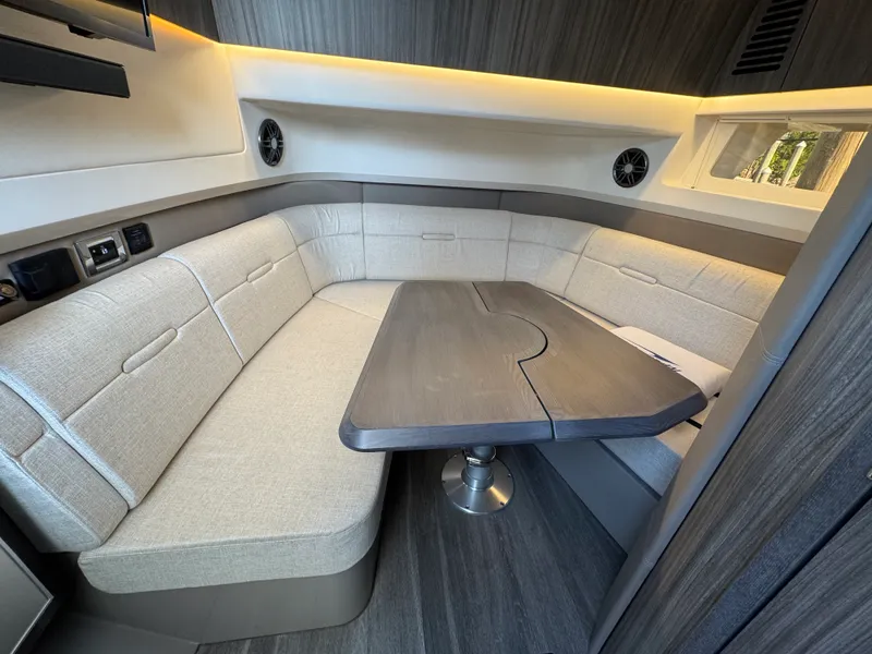Slide: The Image of Sea Ray 400 SLX 2023 - 17