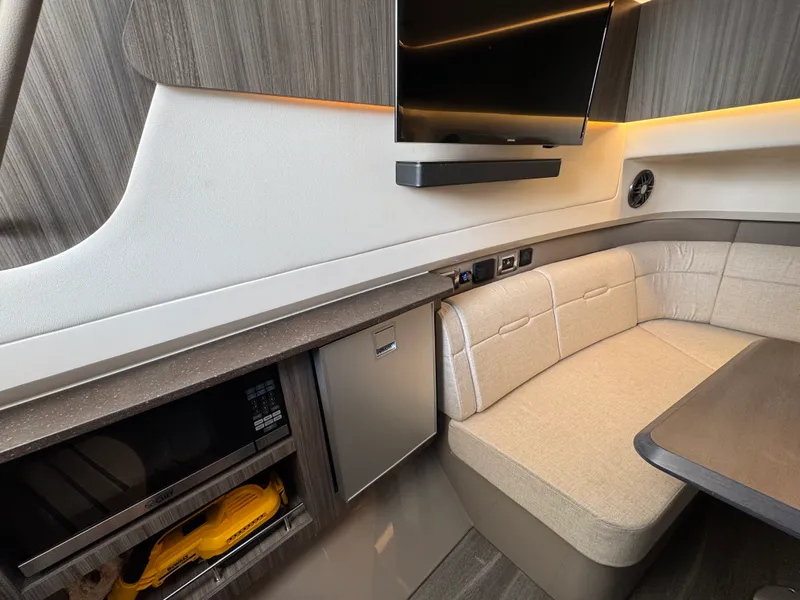 Slide: The Image of Sea Ray 400 SLX 2023 - 18