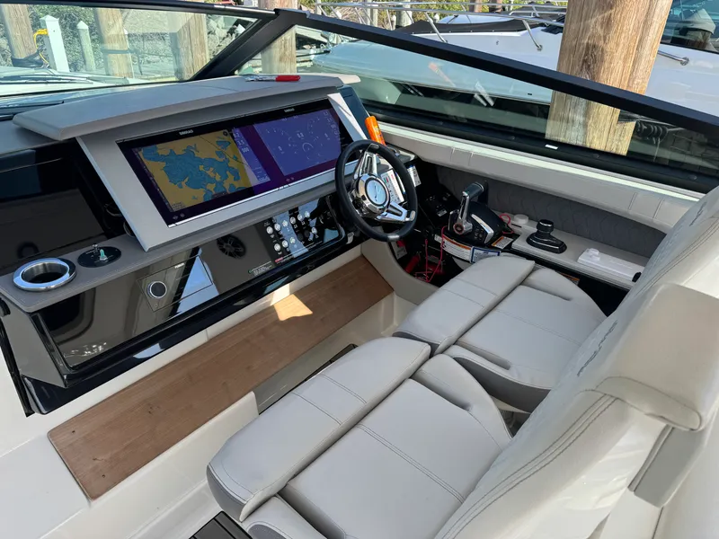 Slide: The Image of Sea Ray 400 SLX 2023 - 23