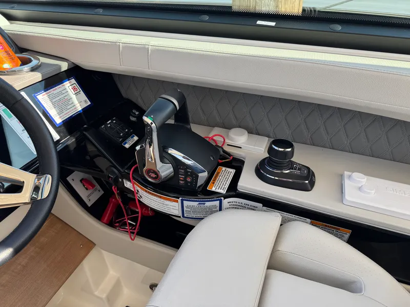 Slide: The Image of Sea Ray 400 SLX 2023 - 25