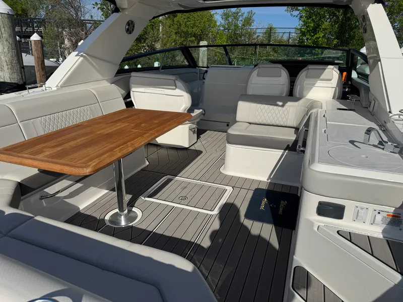 Slide: The Image of Sea Ray 400 SLX 2023 - 27