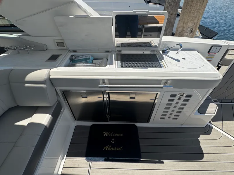 Slide: The Image of Sea Ray 400 SLX 2023 - 28
