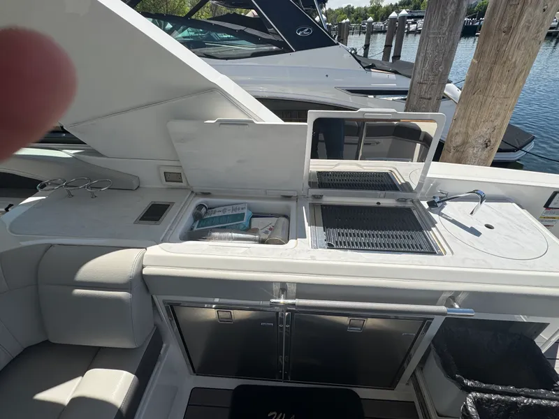 Slide: The Image of Sea Ray 400 SLX 2023 - 29