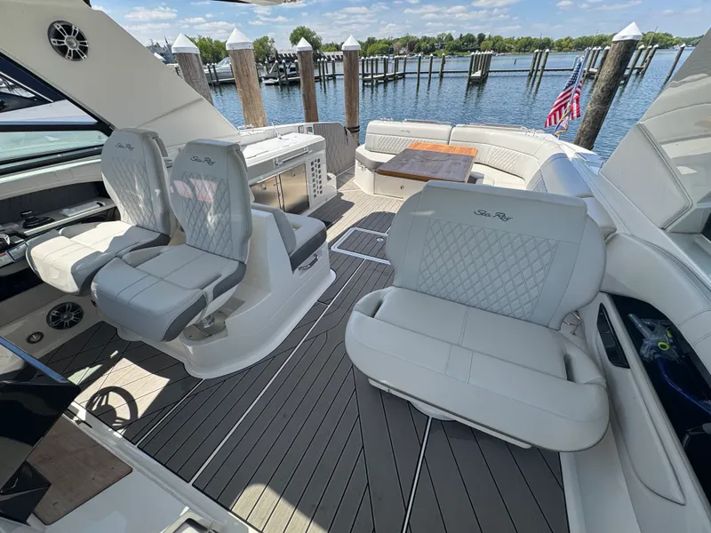 Slide: The Image of Sea Ray 400 SLX 2023 - 30