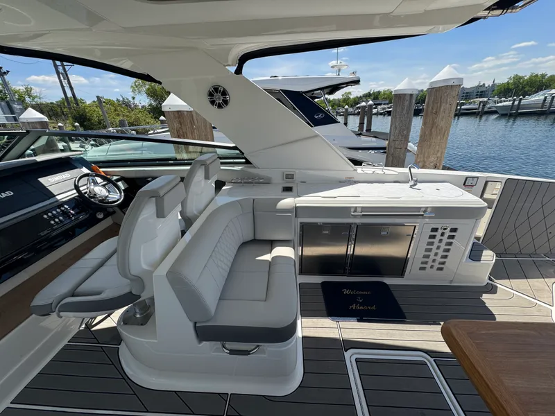 Slide: The Image of Sea Ray 400 SLX 2023 - 32