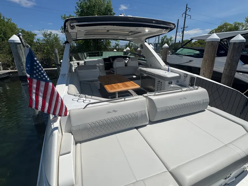 Slide: The Image of Sea Ray 400 SLX 2023 - 34