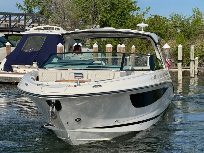 Slide: The Image of Sea Ray 400 SLX 2023 - 5