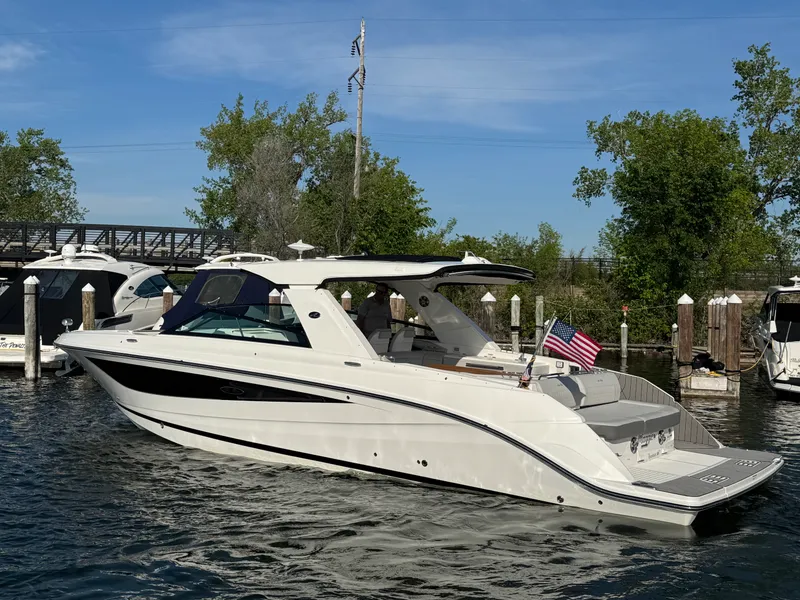 Slide: The Image of Sea Ray 400 SLX 2023 - 8