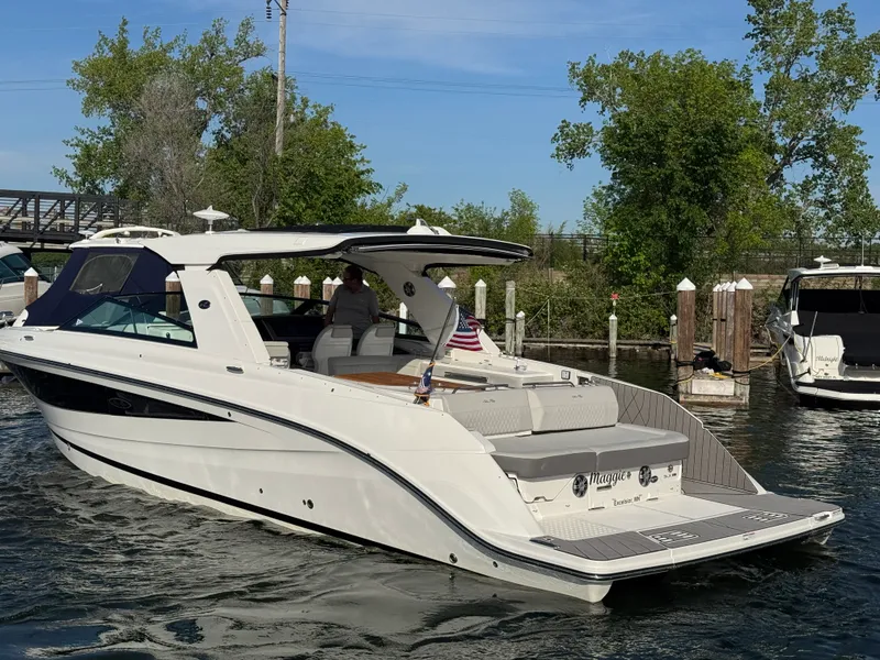 Slide: The Image of Sea Ray 400 SLX 2023 - 9