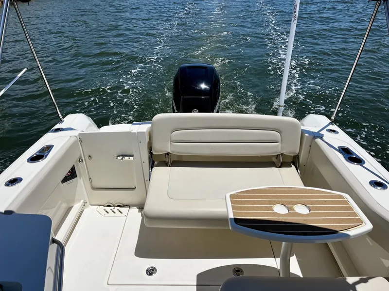 Slide: The Image of Boston Whaler 230 VANTAGE 2015 - 20