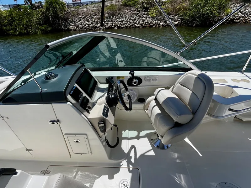 Slide: The Image of Boston Whaler 230 VANTAGE 2015 - 18
