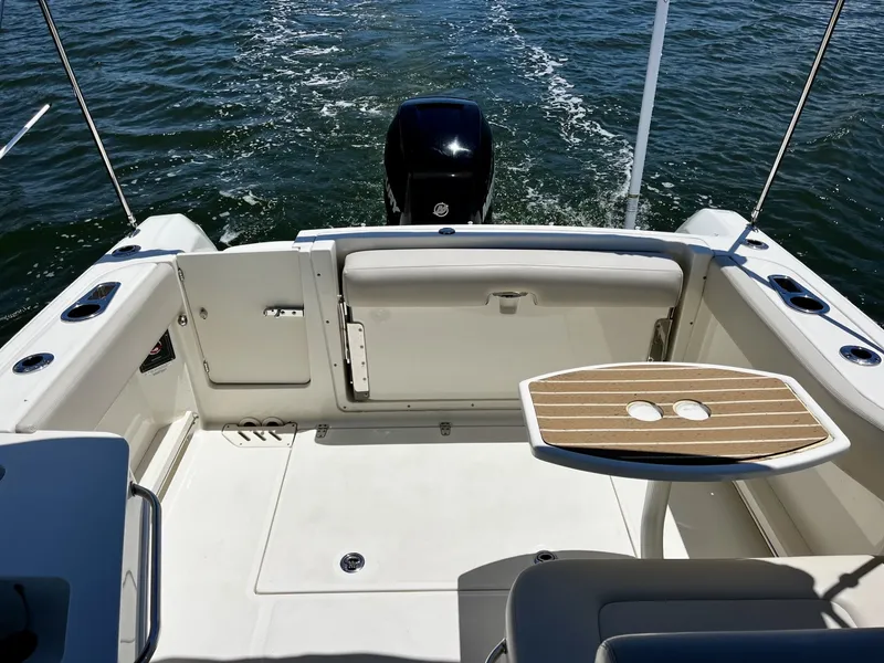 Slide: The Image of Boston Whaler 230 VANTAGE 2015 - 21