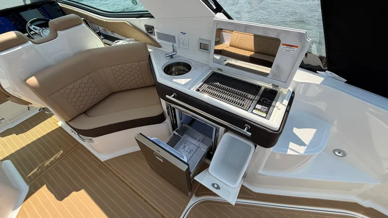 Slide: The Image of Sea Ray Sundancer 320 Outboard 2026 - 24