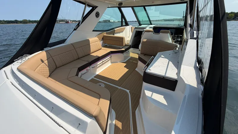Slide: The Image of Sea Ray Sundancer 320 Outboard 2026 - 22