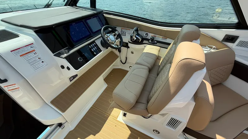 Slide: The Image of Sea Ray Sundancer 320 Outboard 2026 - 32