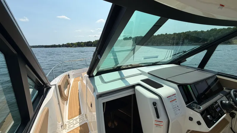 Slide: The Image of Sea Ray Sundancer 320 Outboard 2026 - 41