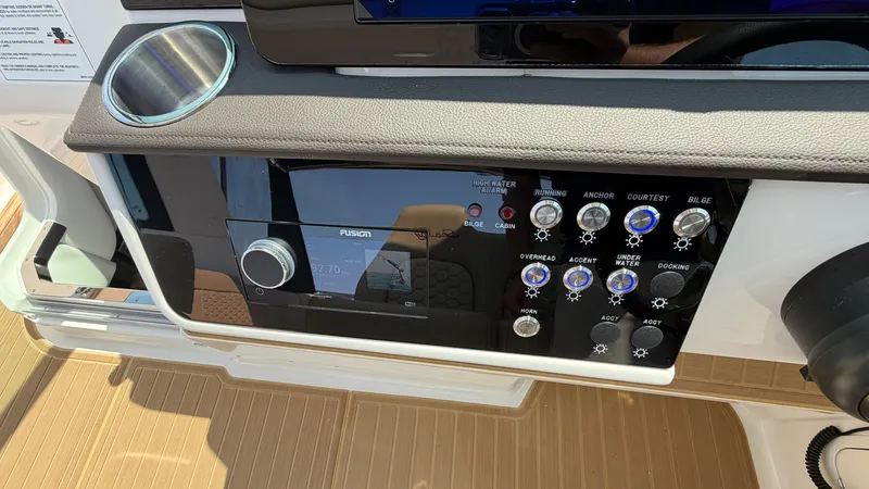 Slide: The Image of Sea Ray Sundancer 320 Outboard 2026 - 34
