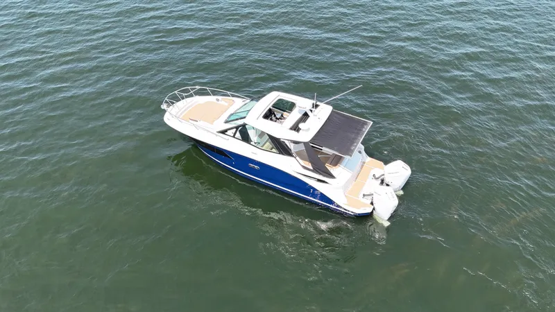 Slide: The Image of Sea Ray Sundancer 320 Outboard 2026 - 16