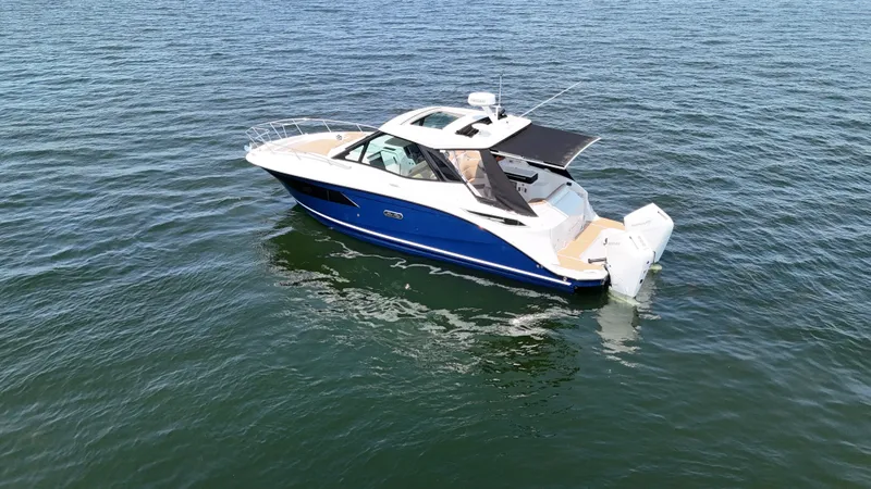Slide: The Image of Sea Ray Sundancer 320 Outboard 2026 - 14