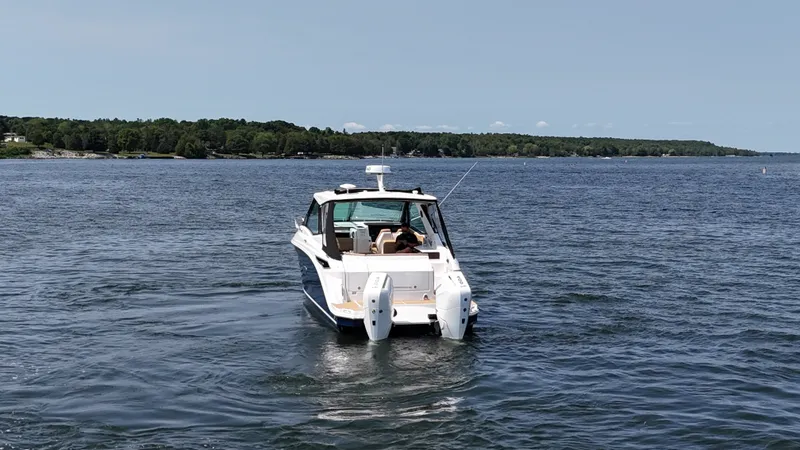 Slide: The Image of Sea Ray Sundancer 320 Outboard 2026 - 11