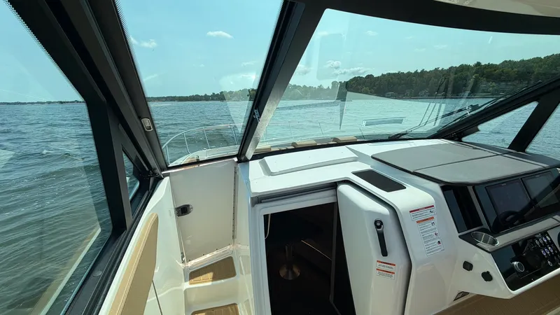 Slide: The Image of Sea Ray Sundancer 320 Outboard 2026 - 40