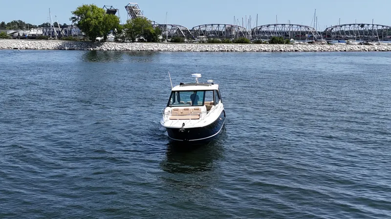 Slide: The Image of Sea Ray Sundancer 320 Outboard 2026 - 5