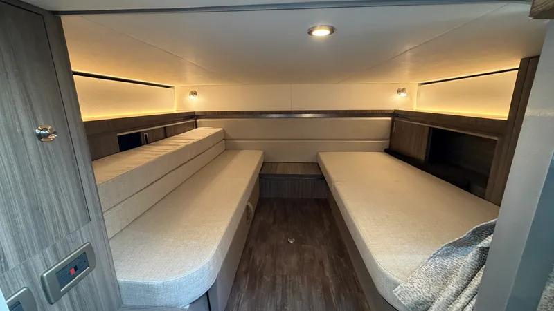 Slide: The Image of Sea Ray Sundancer 320 Outboard 2026 - 44