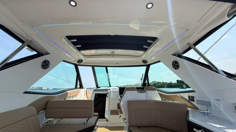 Slide: The Image of Sea Ray Sundancer 320 Outboard 2026 - 27