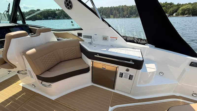 Slide: The Image of Sea Ray Sundancer 320 Outboard 2026 - 23
