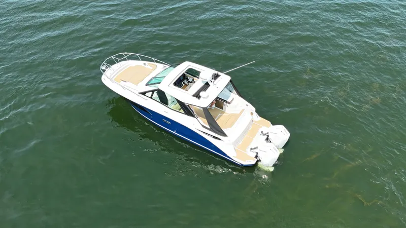Slide: The Image of Sea Ray Sundancer 320 Outboard 2026 - 15