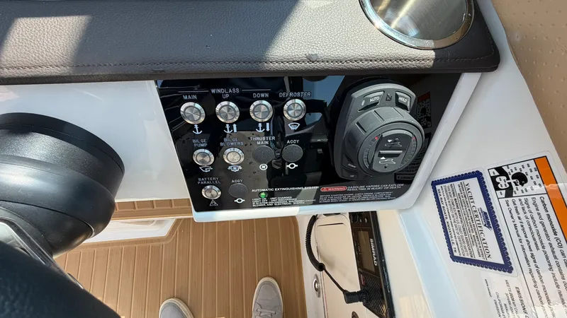 Slide: The Image of Sea Ray Sundancer 320 Outboard 2026 - 38