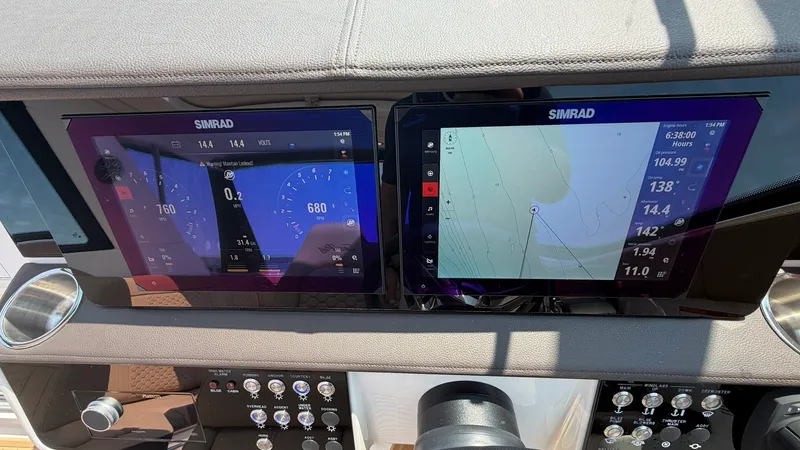 Slide: The Image of Sea Ray Sundancer 320 Outboard 2026 - 37