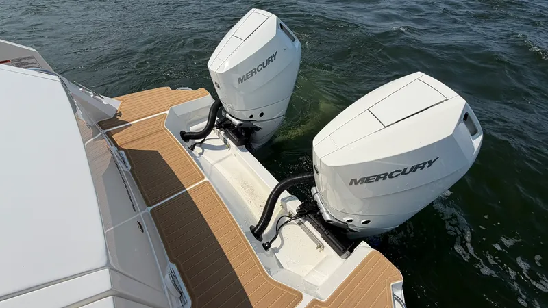 Slide: The Image of Sea Ray Sundancer 320 Outboard 2026 - 19