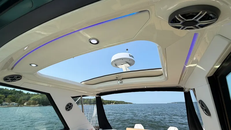 Slide: The Image of Sea Ray Sundancer 320 Outboard 2026 - 28