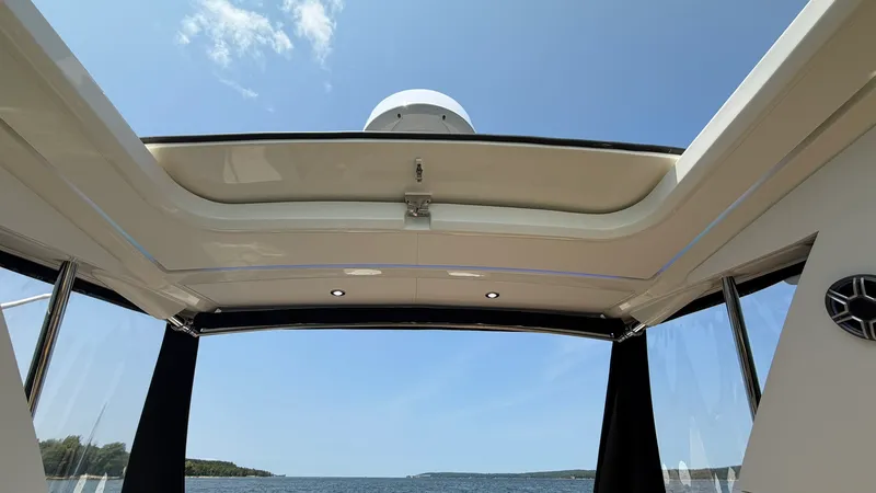 Slide: The Image of Sea Ray Sundancer 320 Outboard 2026 - 29