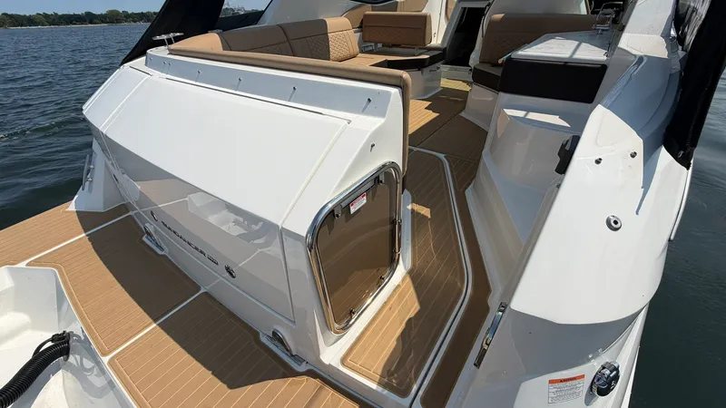 Slide: The Image of Sea Ray Sundancer 320 Outboard 2026 - 21