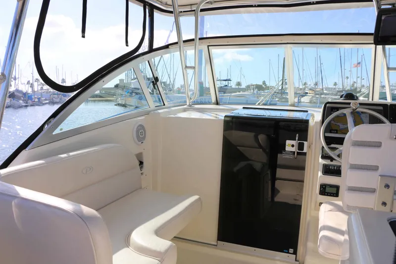 Slide: The Image of Pursuit 3070 Offshore 2005 - 11