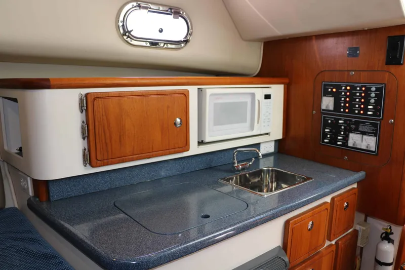 Slide: The Image of Pursuit 3070 Offshore 2005 - 19