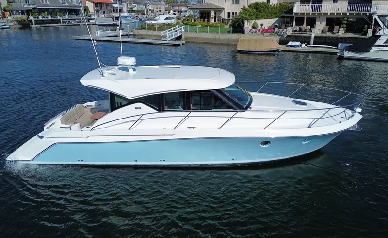 Slide: The Image of Tiara 39 COUPE 2017 - 33