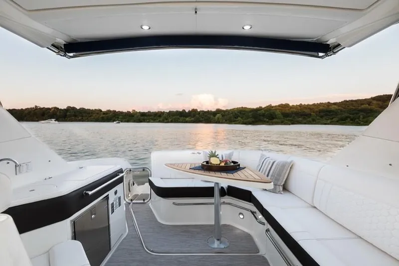 Slide: The Image of Sea Ray Sundancer 320 2023 - 14