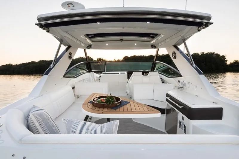 Slide: The Image of Sea Ray Sundancer 320 2023 - 15