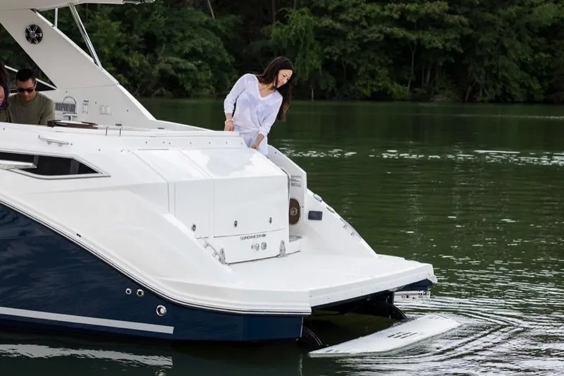 Slide: The Image of Sea Ray Sundancer 320 2023 - 18