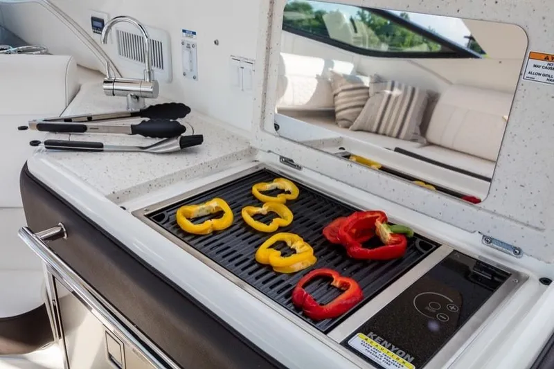 Slide: The Image of Sea Ray Sundancer 320 2023 - 22