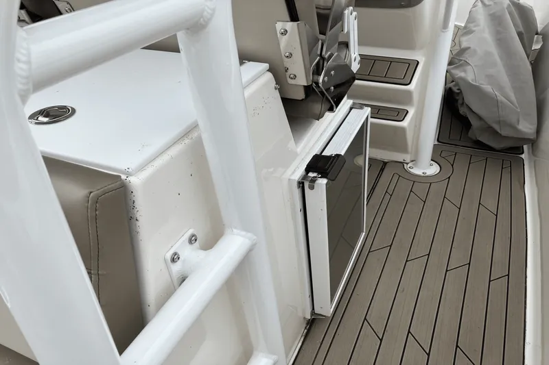 Slide: The Image of Cutwater C 24 CW 2022 - 17