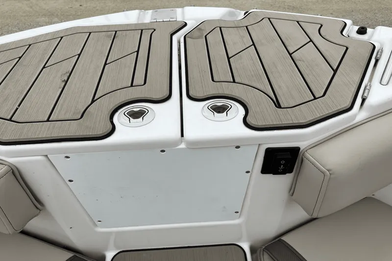 Slide: The Image of Cutwater C 24 CW 2022 - 28