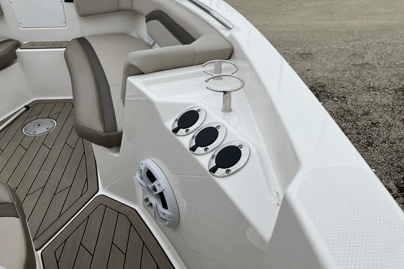 Slide: The Image of Cutwater C 24 CW 2022 - 29