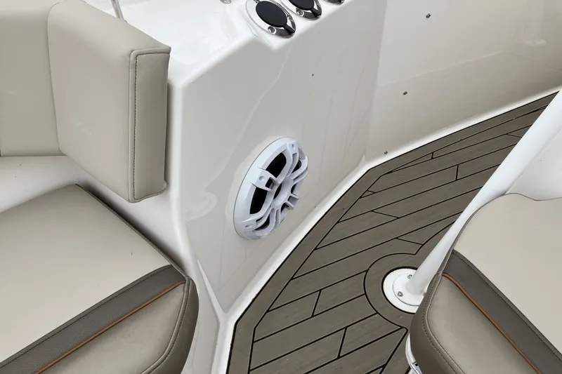 Slide: The Image of Cutwater C 24 CW 2022 - 32