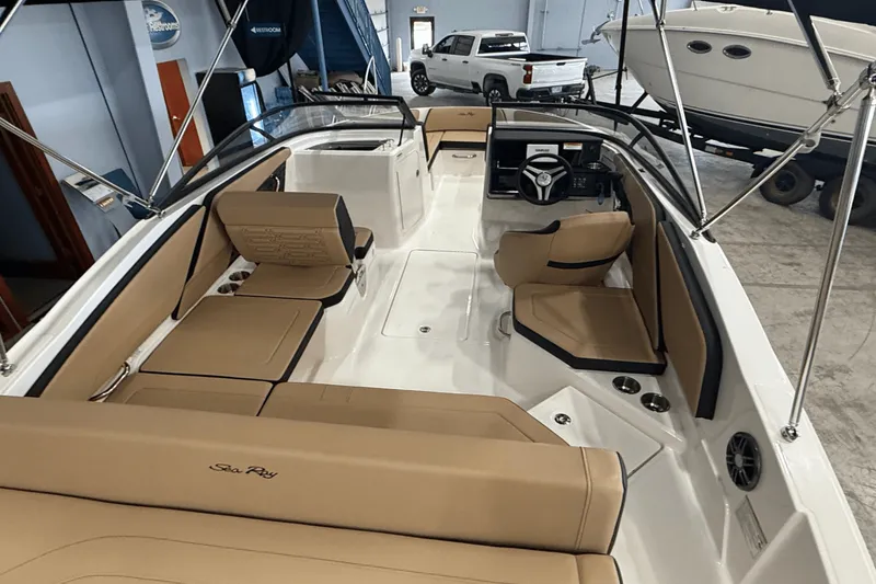 Slide: The Image of Sea Ray SPX 210 2025 - 4